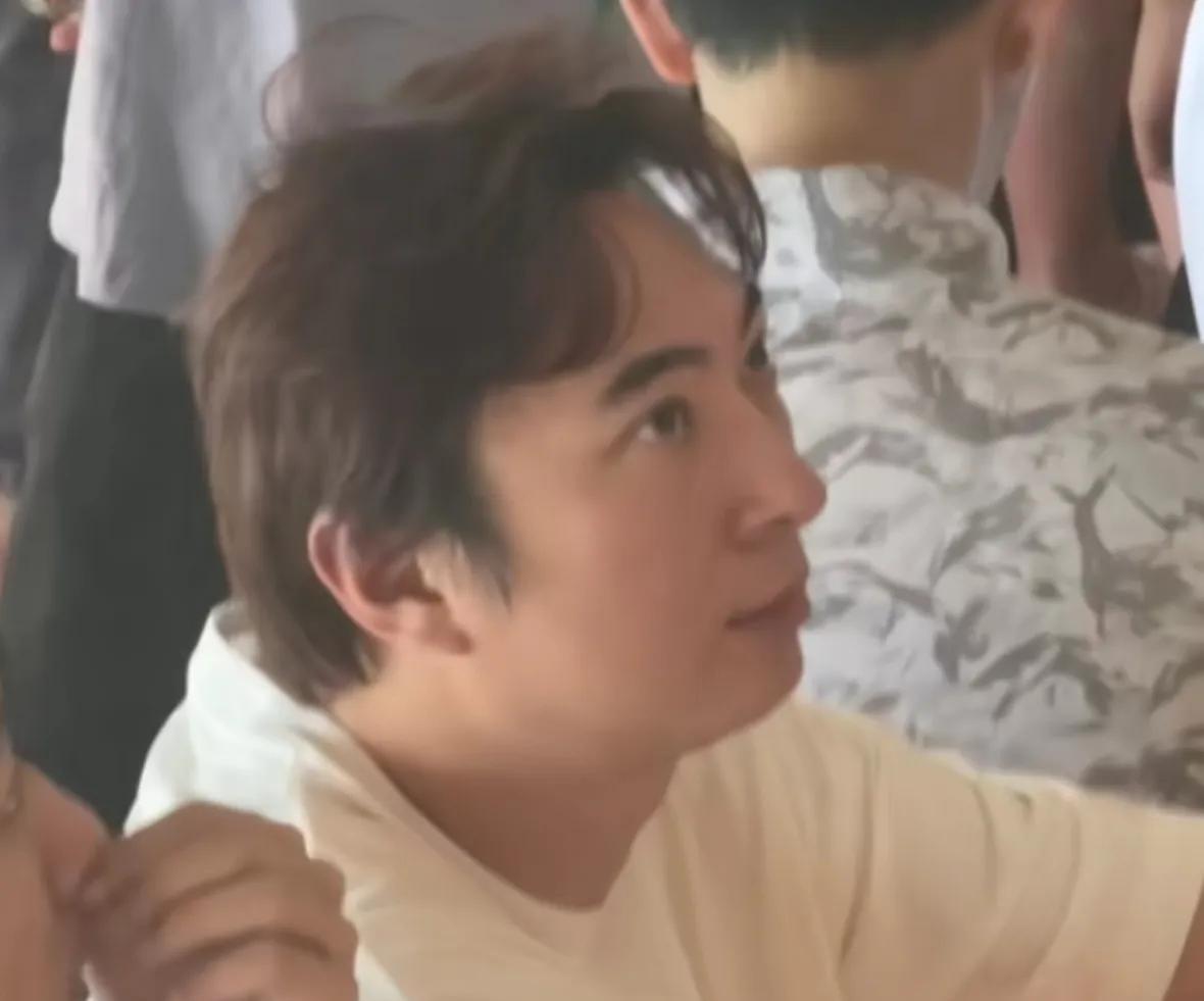 王思聪长得还是挺帅的，五官很立体，皮肤也很白，浓眉大眼的，个子又高又壮，又年轻，