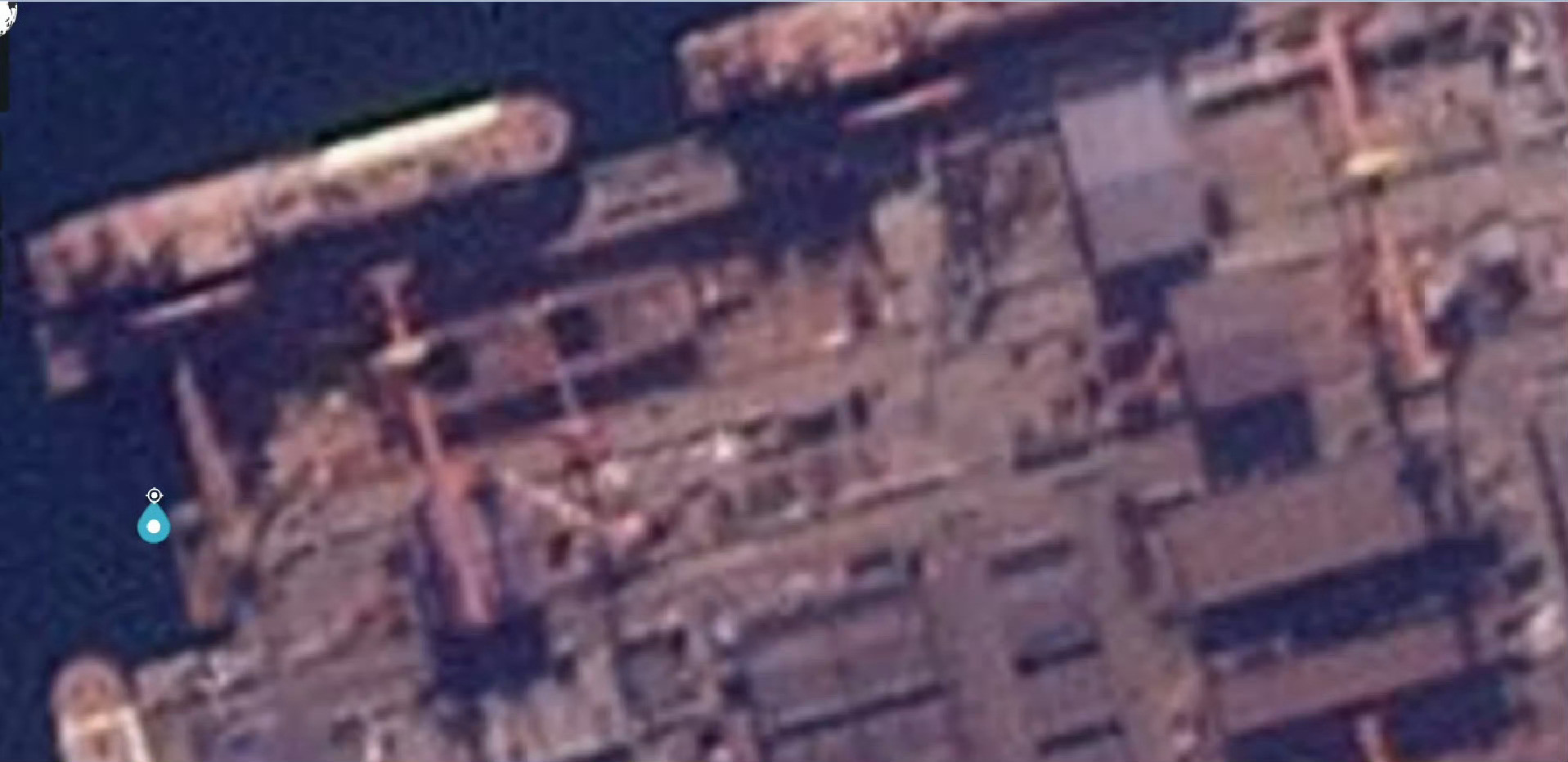 北方某地004最新卫星图两个屏蔽箱顶盖都盖上了，舰首模块又多了一个图源网络烽