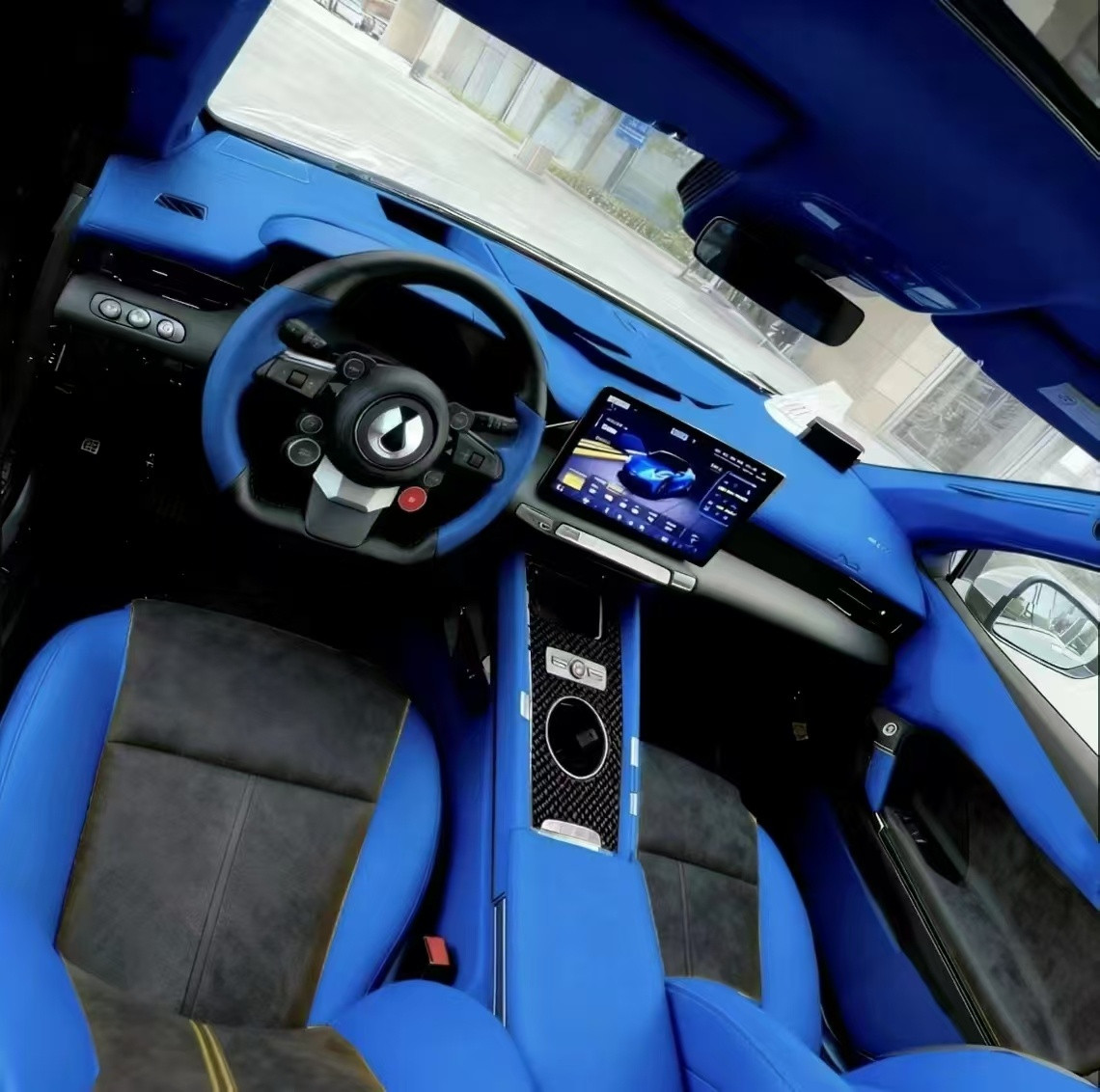 据说是腾势Z的内饰………这个蓝黑双拼色，有点意思。各位觉得好看吗？