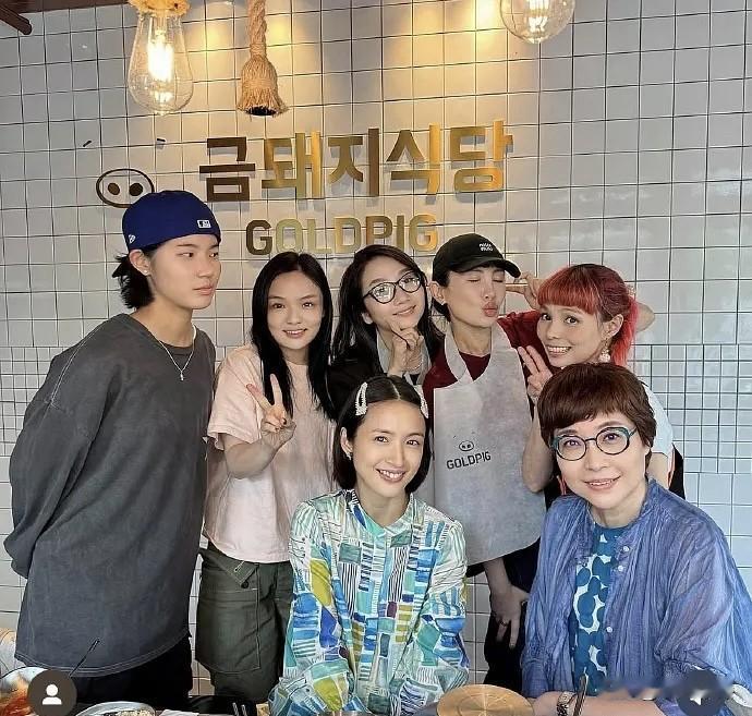 林依晨二胎产子。说起来她结了婚后的操作很奇葩，一是她老公长年呆在美国，说他不在可