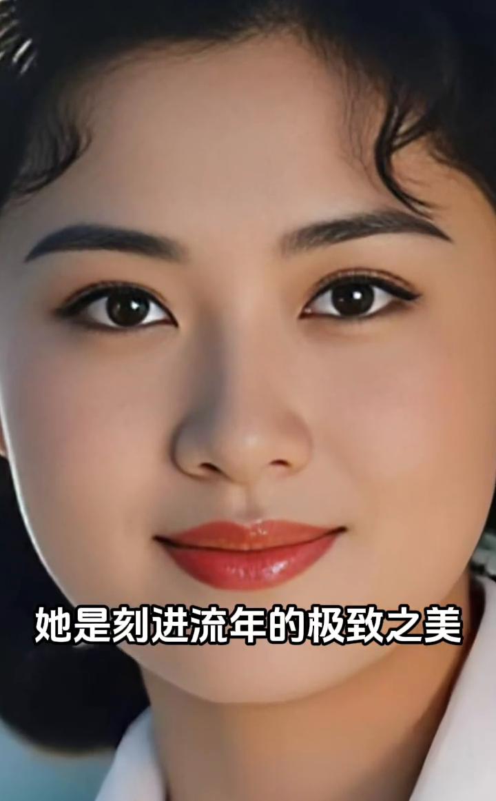 她是刻进流年的极致之美，眸光流转，星辰点点，浅笑微扬，羞意盈盈。容颜似精雕细琢，