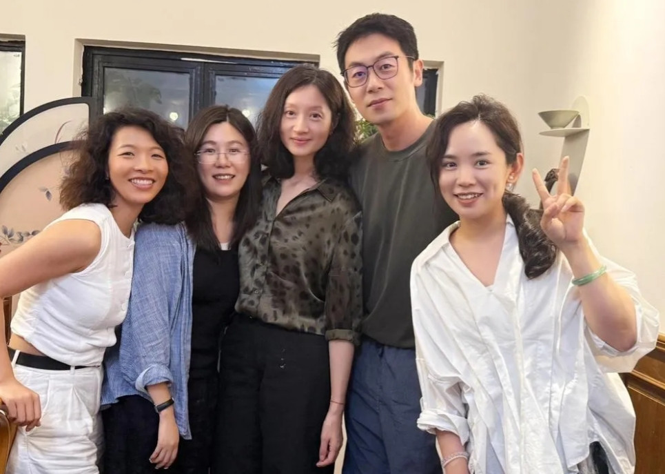 朱亚文一家罕见同框，两个女儿颜值惊人又继承爸爸大高个，网友：基因太强大了！
