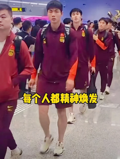 国足失利后调整心态的本事，实在让人不得不服！抵达重庆，面对球迷和媒体，在一片“