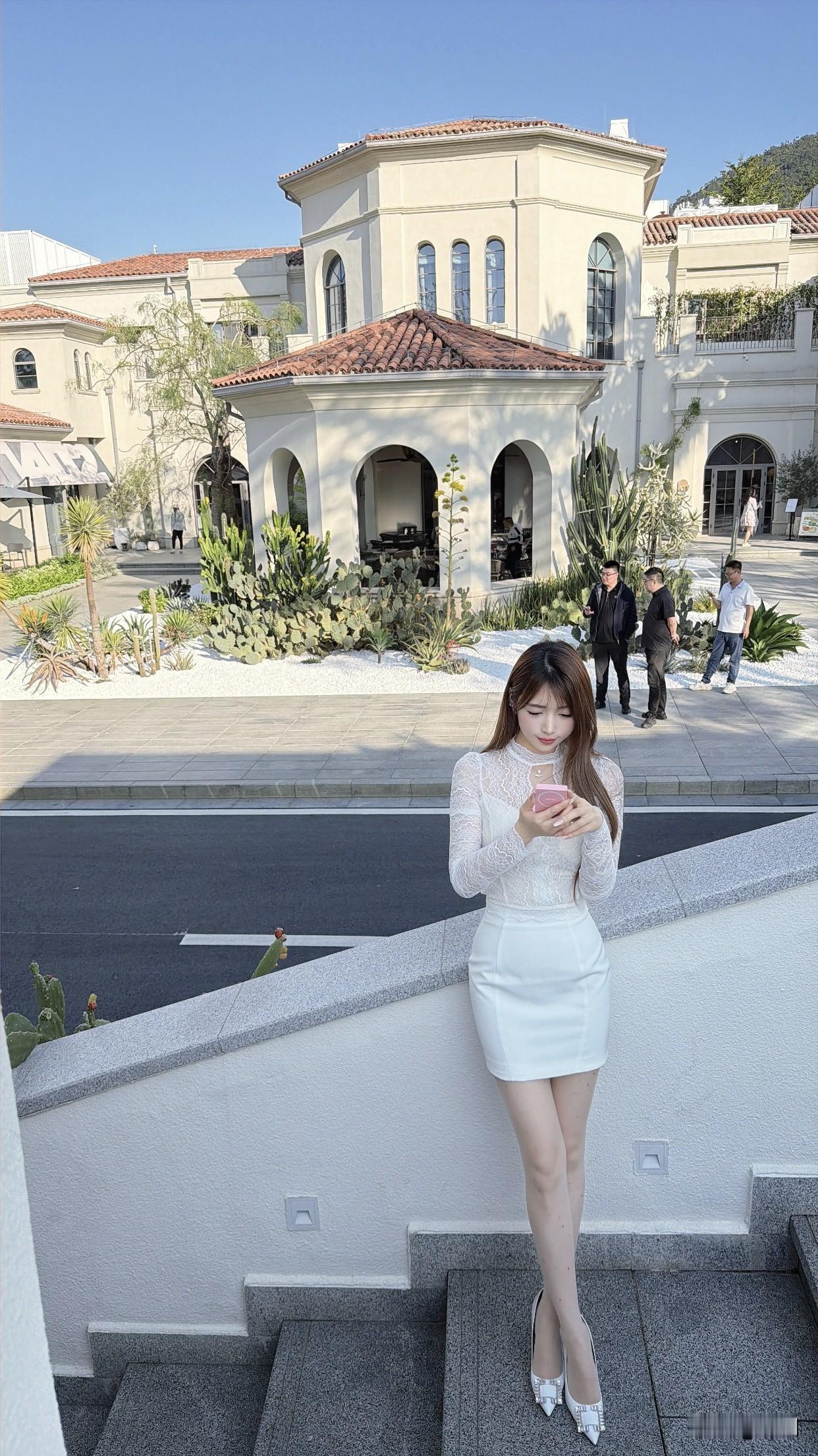 怎样的裙子在女人身上是最美白色连衣短裙要是参加正式场合，带点透视网纱设计的白色连