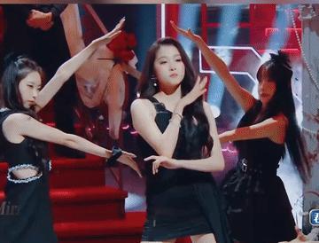 没感受错的话，关晓彤这段舞应该要跳出柔软，性感和女人的媚态的～可不知道为什么，关