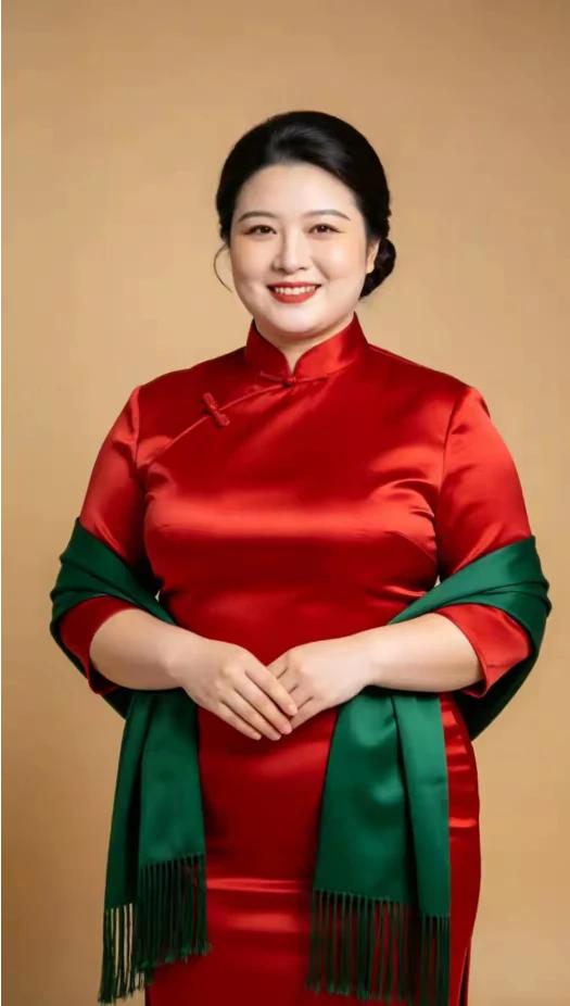 旗袍雅致衬娇容，红红火火沾风情。环肥燕瘦容华贵，国风古韵人陶醉。