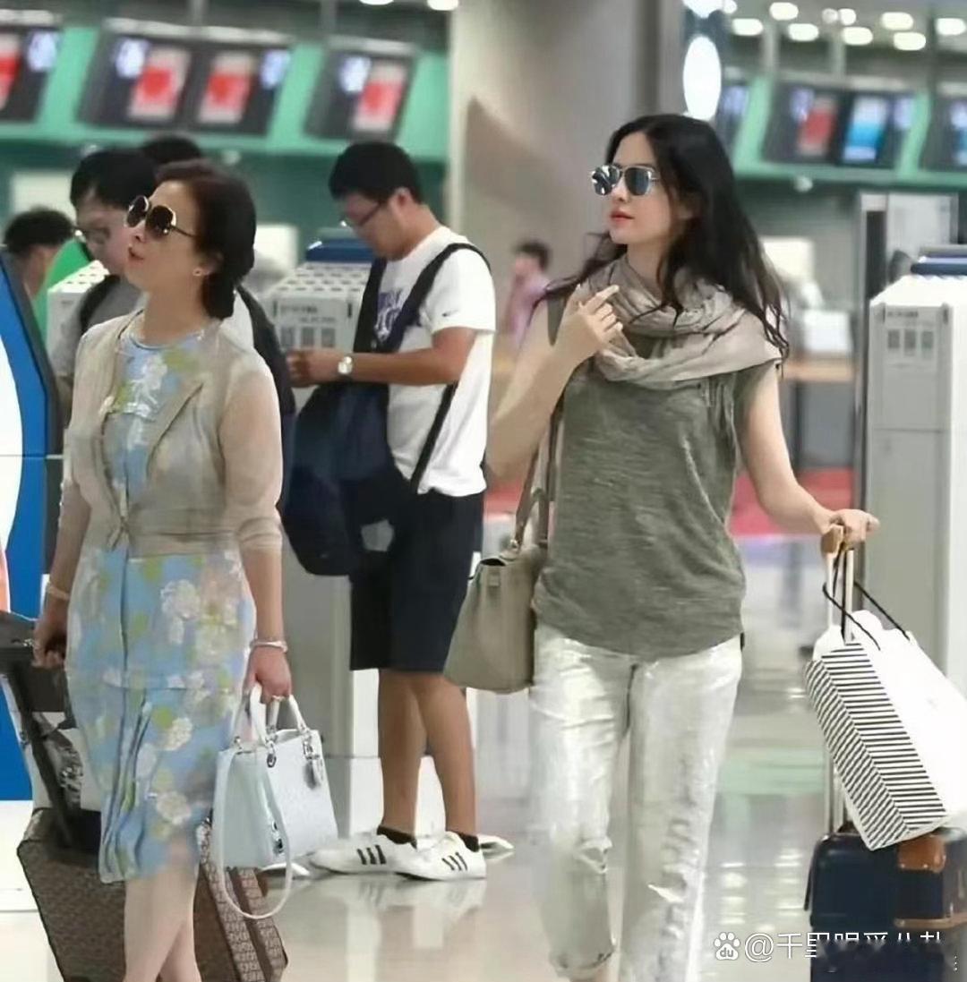 37岁刘亦菲与妈妈机场同框，65岁妈妈气质温婉优雅，丰腴身姿尽显成熟韵味。母女俩