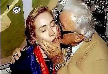 网上流传的希拉里被亲吻照片，最扎心的根本不是亲吻，而是那只攥住她下巴的手。