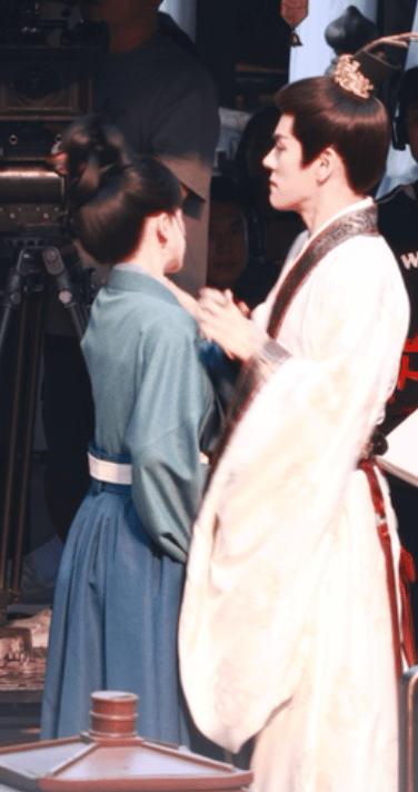 魏哲鸣凤不栖一开机就掐脖绝了！魏哲鸣在《凤不栖》路透里的表现太惊艳，一身华服气