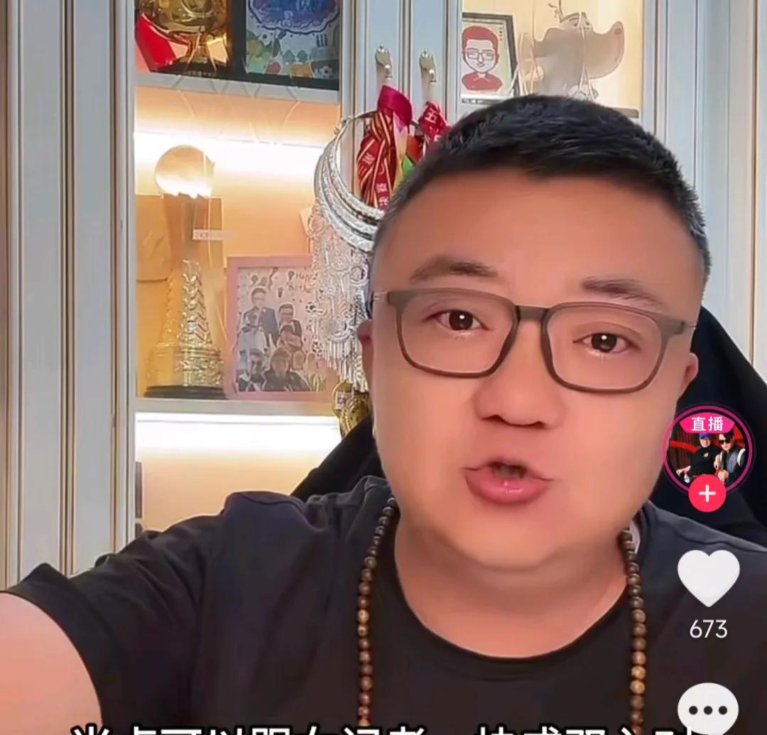 解说员董路爆了一个料。他表示，当年他跟国足主帅米卢关系非常好。平时经常跟他一块