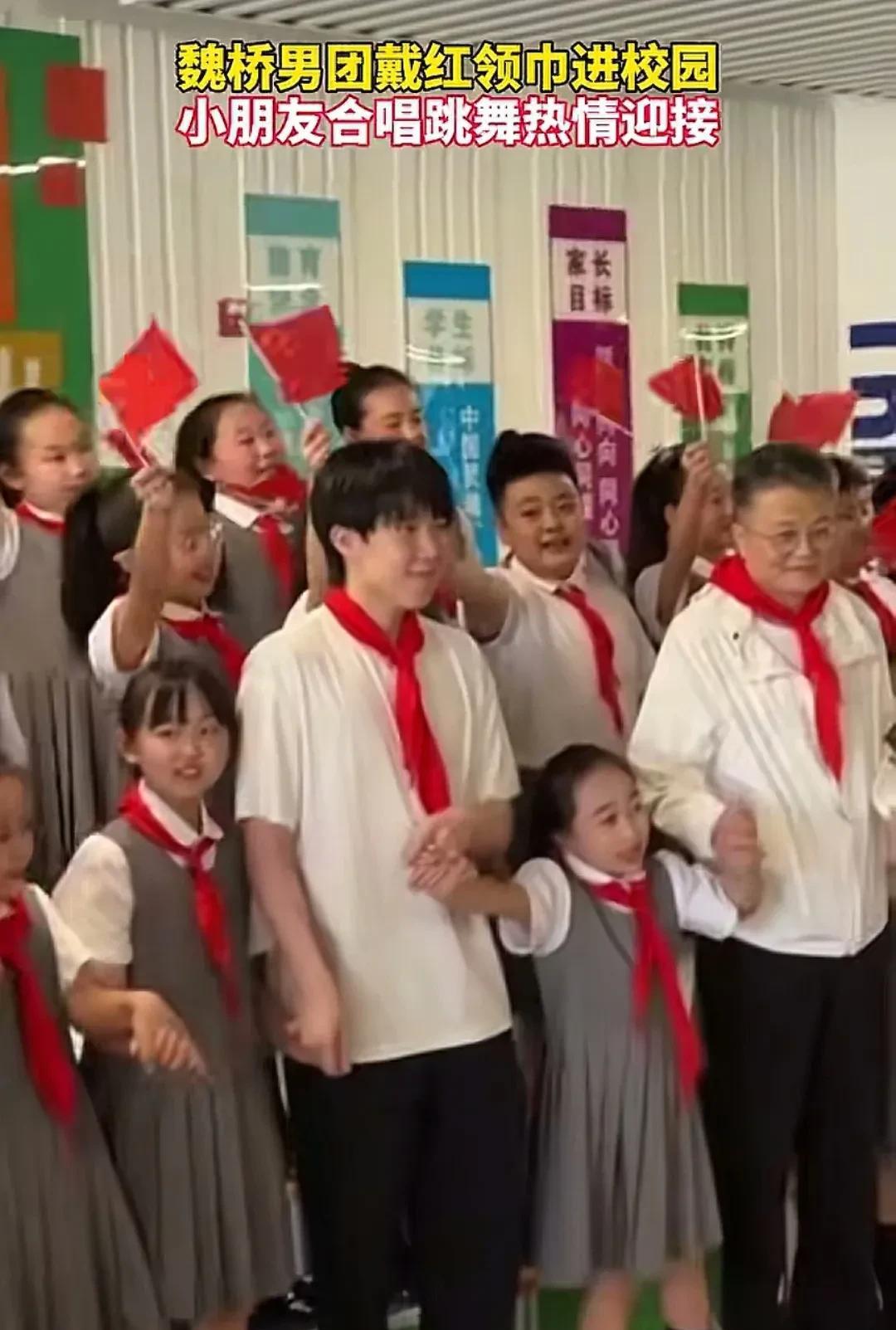 比赛空档时段王楚钦忙于参加活动，莎莎学英语自我充电。球迷都说，莎头俩人一刻都闲
