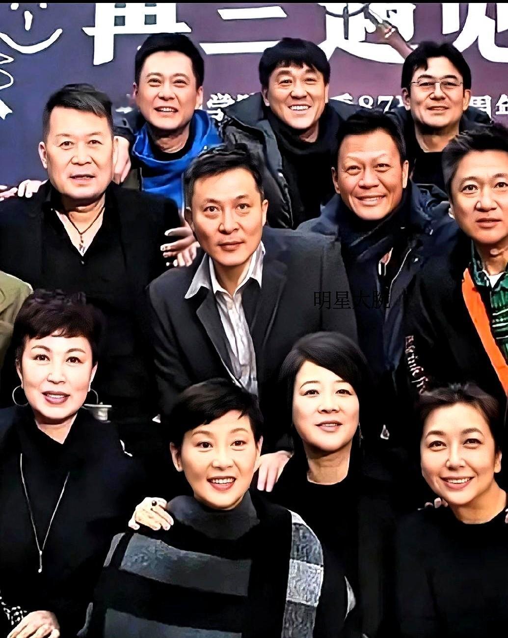 好家伙，这张合影的信息量真的有点大！猛地一看，全是熟脸，还以为是哪个颁奖典礼