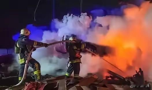 俄军今天凌晨又对乌克兰发动了一波狠的，导弹和无人机一口气扔了三百多枚，首都基辅和