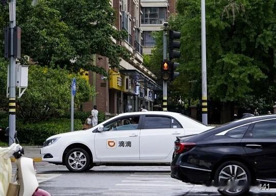 跑滴滴全职的日均净收入普遍在150-250元，月入过万需要付出极大的时间成本