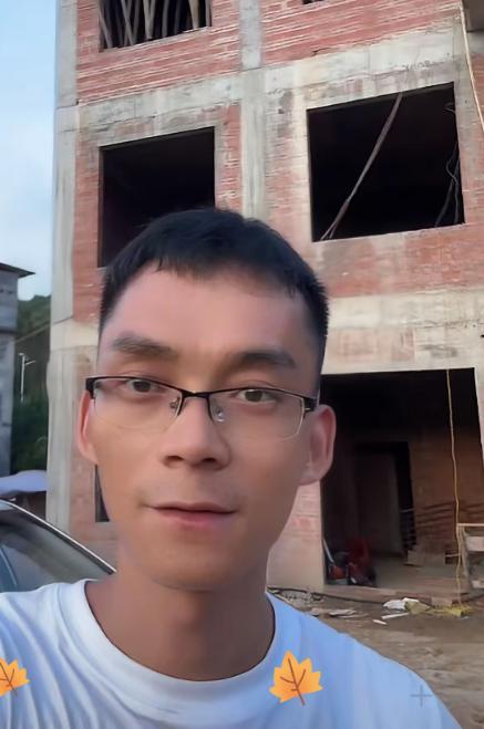 33万盖起的三层自建房，引来了全网热议。他大方出镜，逐一展示刚竣工的新房全貌，敲