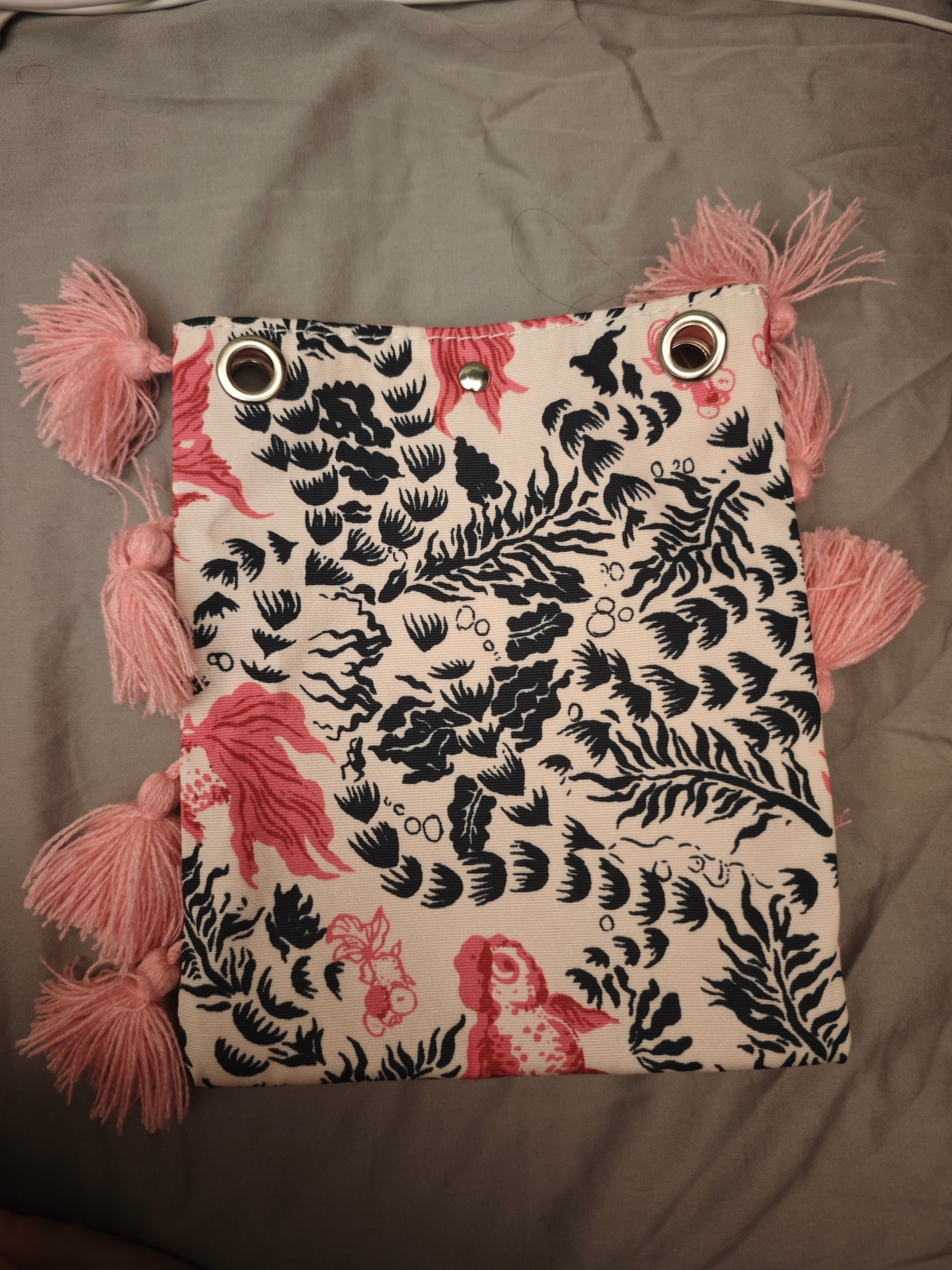 好悲伤，在店里相中一款包，太贵了，就搜了一下，其实主要想看看值不值，结果这个包标
