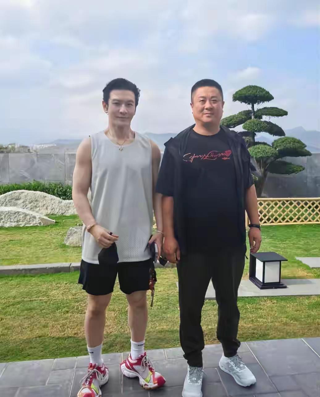 近日，50岁的黄晓明在海南三亚某度假酒店内跑步时被网友偶遇。照片中，他身穿一件黑