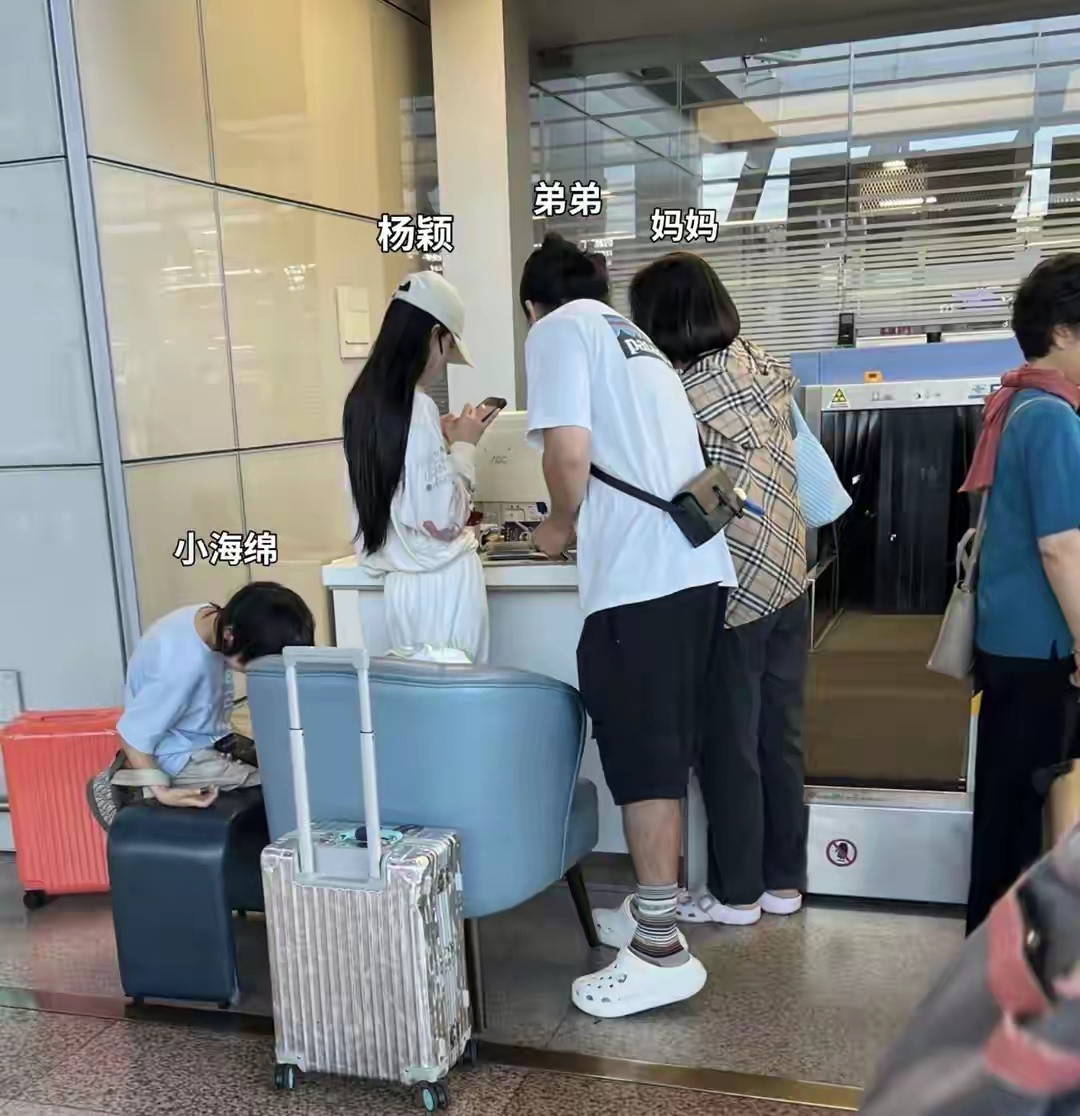 杨颖一家出国旅行，亲弟出镜混血长相高又帅，9岁小海绵长发清秀