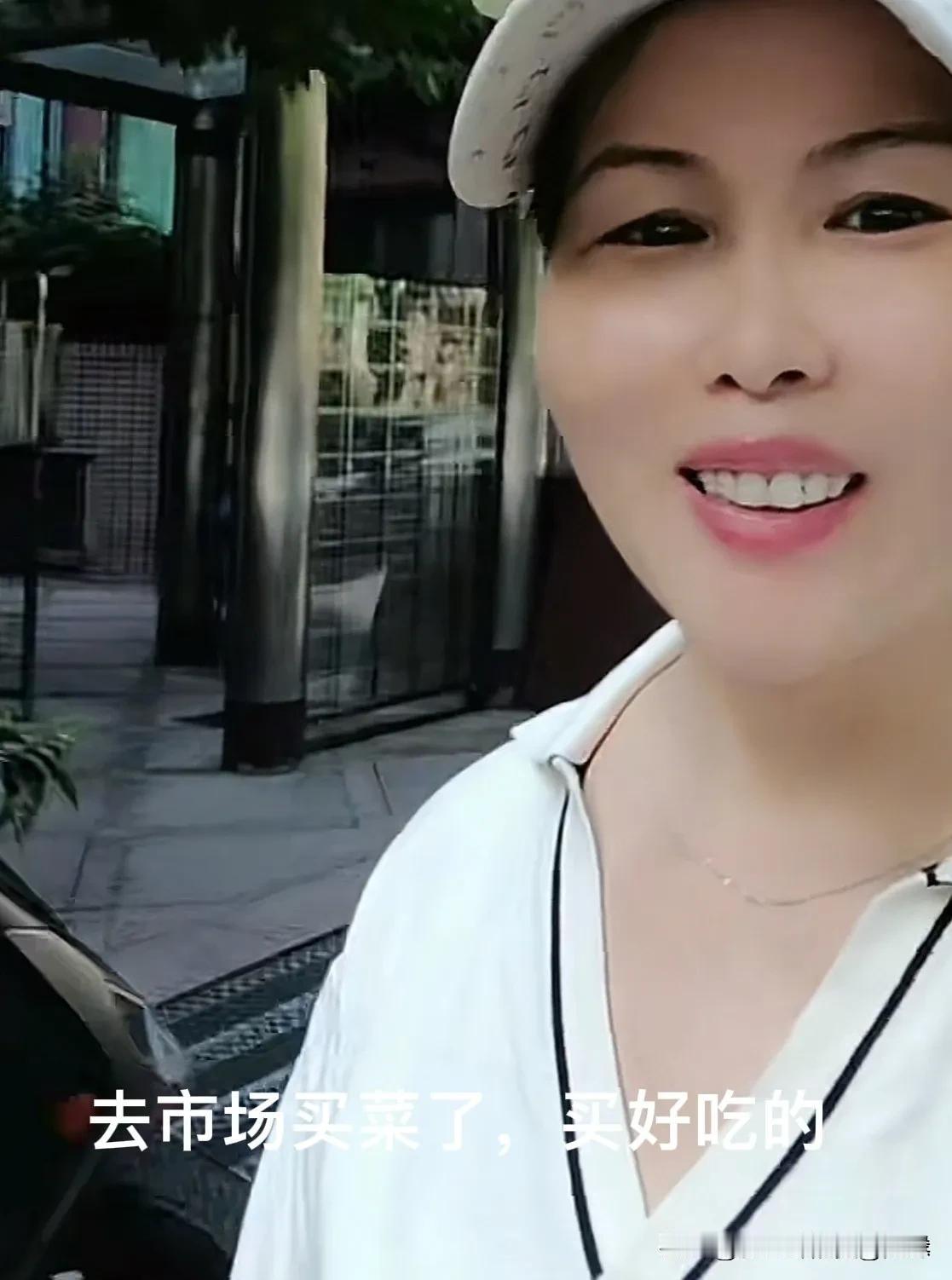 今天，小杨阿姨心情大好去市场买菜，说为了孩子们能吃到新鲜的食材，每周会去两次菜市