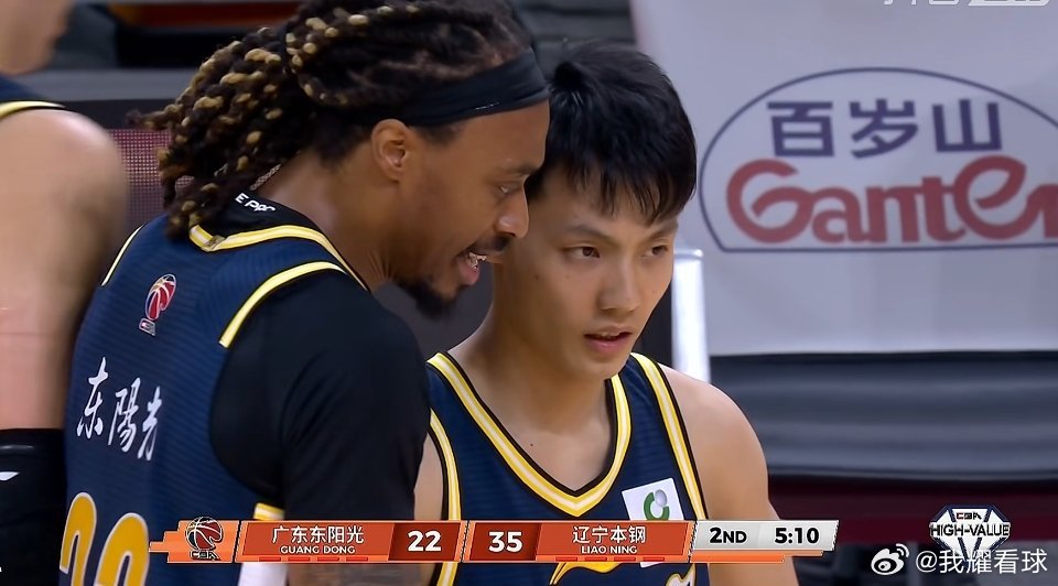 目前广东队全队三分12中0，外线火力不开这比赛就难了，杜锋指导现在全是被动式换人
