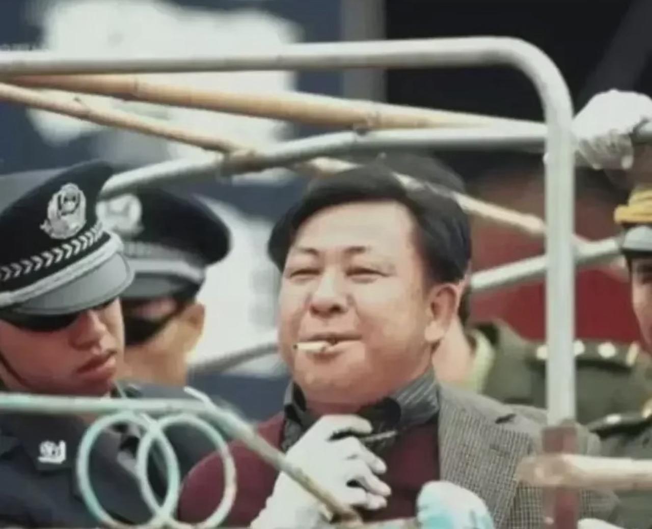临刑前被法警递最后一支烟，他居然面不改色神态松弛，半分悔意都无！这名男子叫张林棋