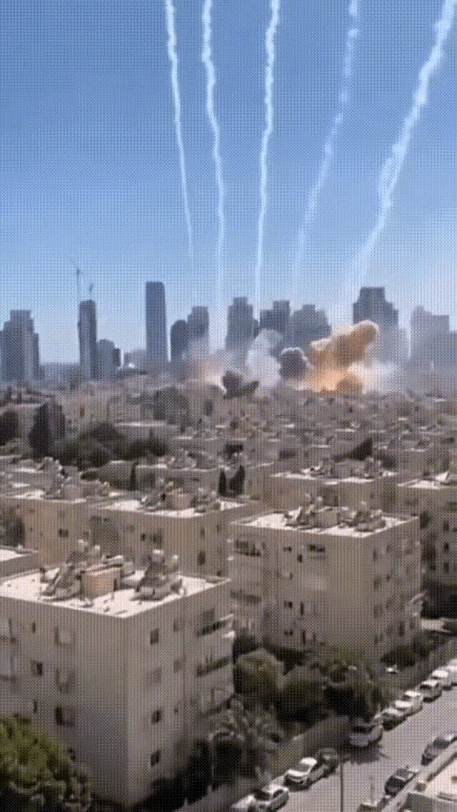 随着时间的推移，铁穹也慢慢变铁穷了。再牛的防空系统，也害怕饱和攻击，更害怕弹药