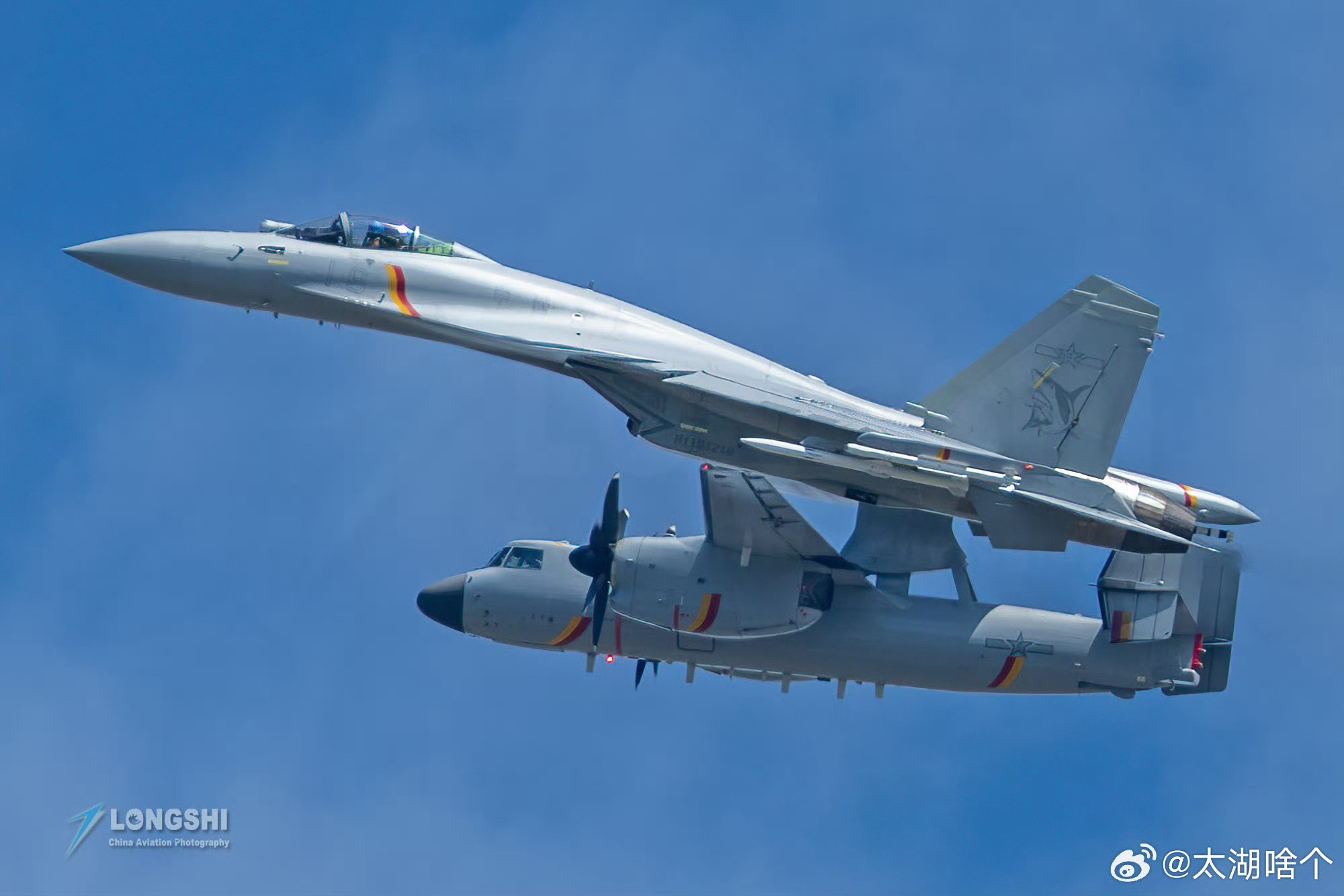 问：与空警-600同框的歼-15T、歼-35，为什么都明显更加“翘头”（仰角更大