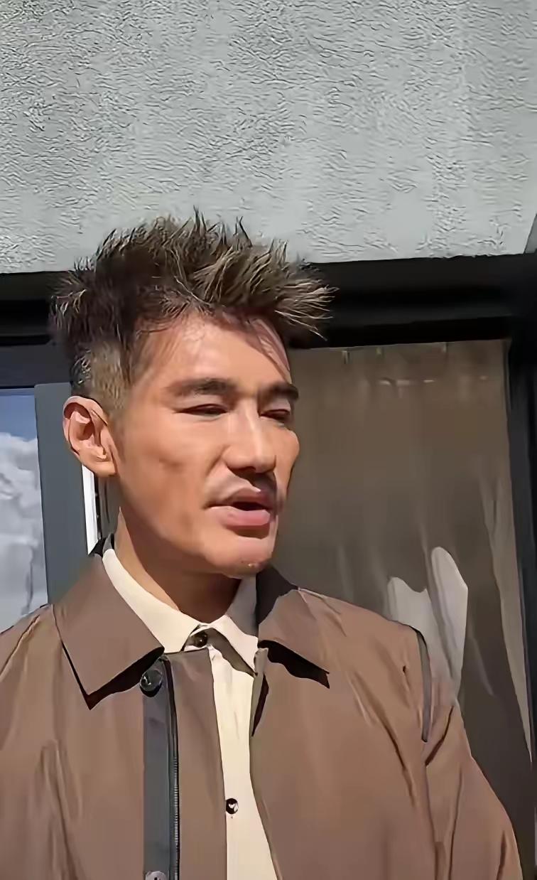 胡兵素颜照一出来，评论区吵翻了——眼角的细纹藏不住，皮肤也没精修图里那么透亮，连