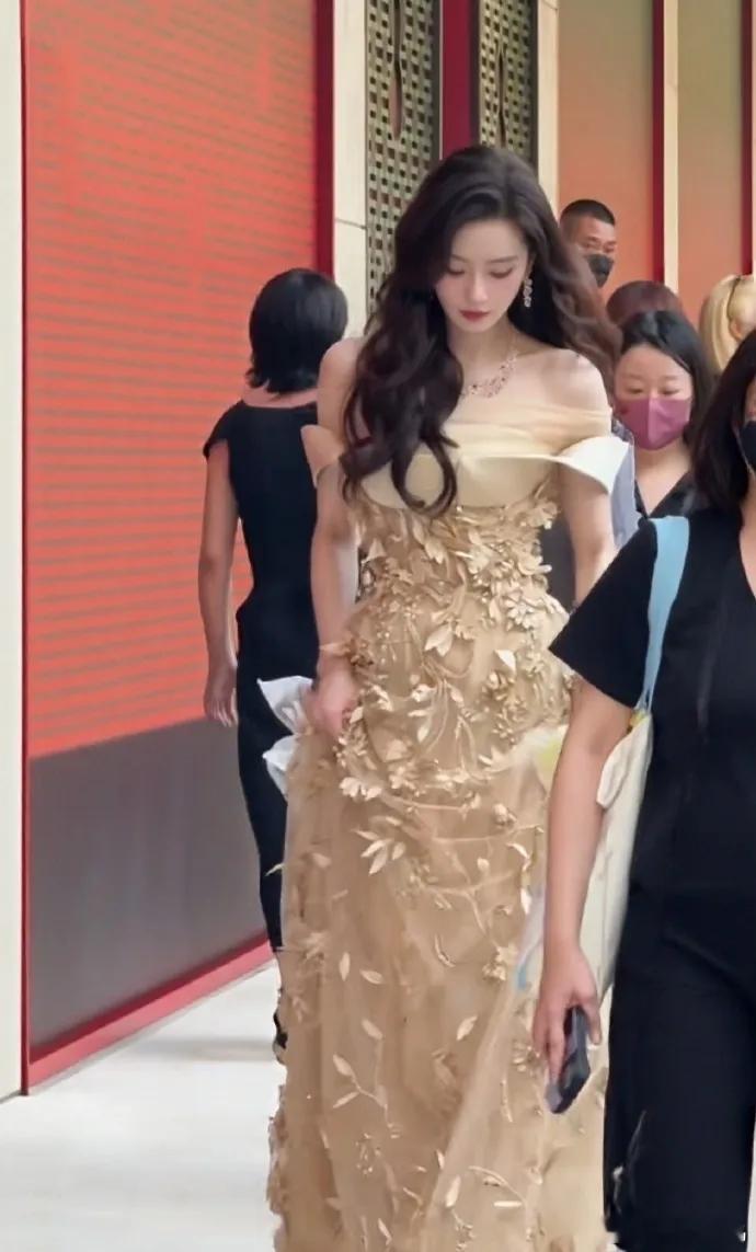 刘诗诗现身时尚活动，一袭仙气纱裙尽显温婉高贵韵味。裙身点缀精致树叶纹样，自带浪漫