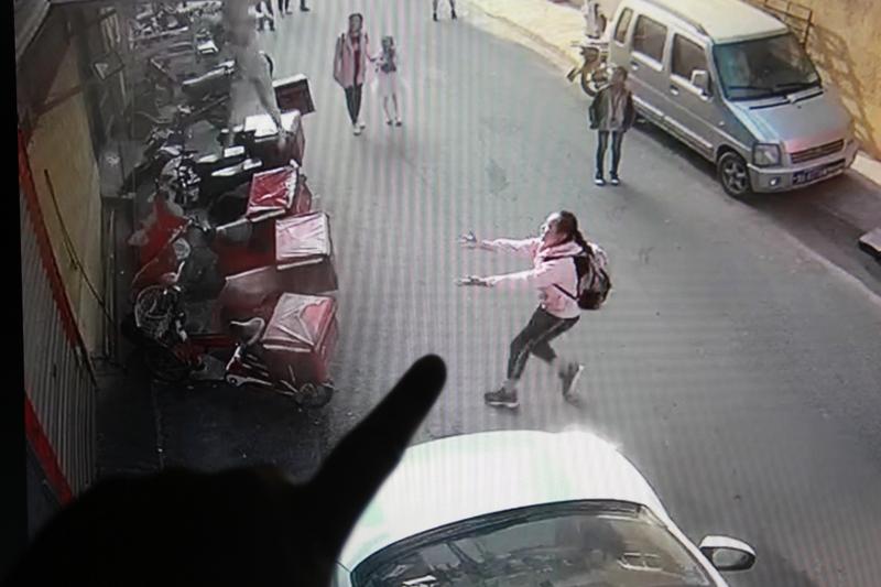 追赶母亲晕倒去世女孩姑姑发声人们，监控里这个画面太让人心碎了！湖南9岁小女