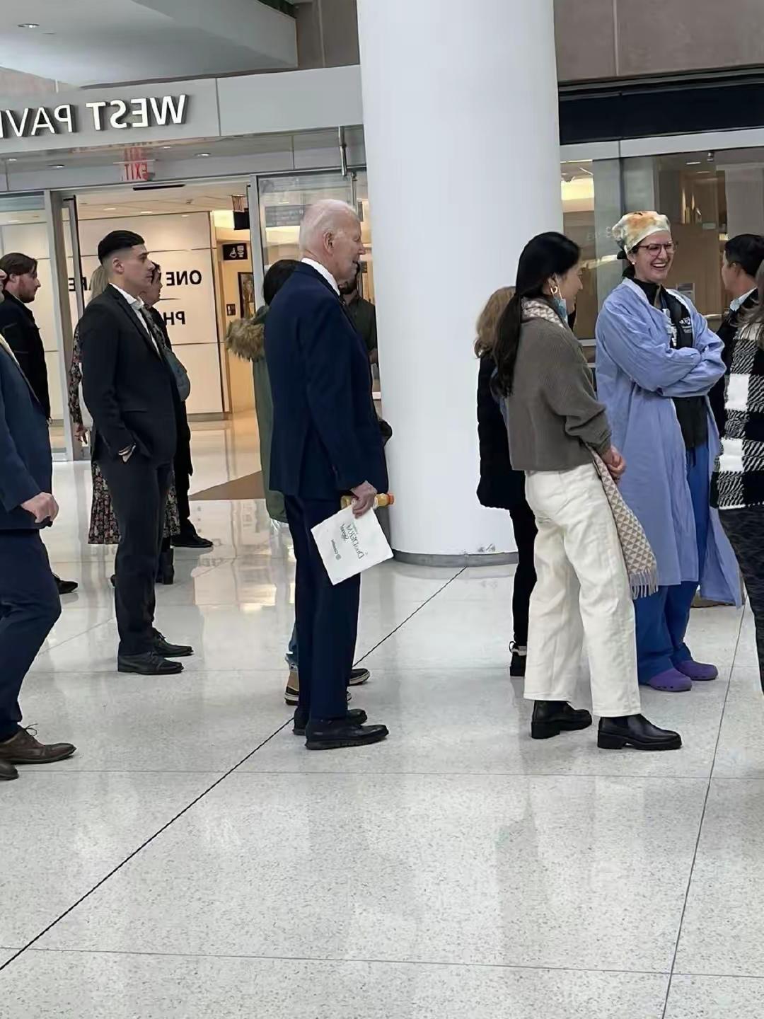 又忘记了什么是“基本盘”，有人贴出了美国前总统在宾夕法尼亚州医院排队就诊的画面。