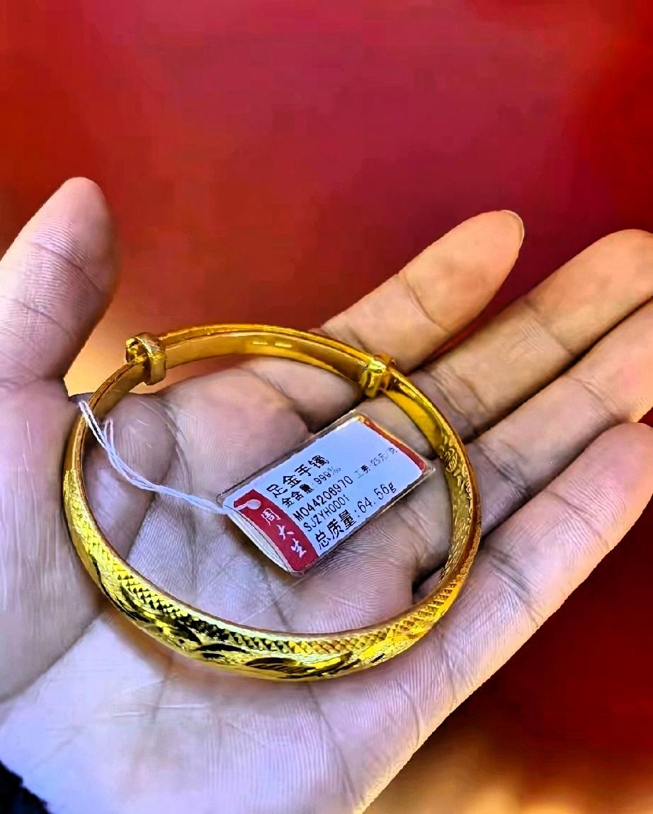 去年儿媳妇给我买了一个大金镯子，我嫌累，而且干家务也不方便，我就没有带过，昨天儿