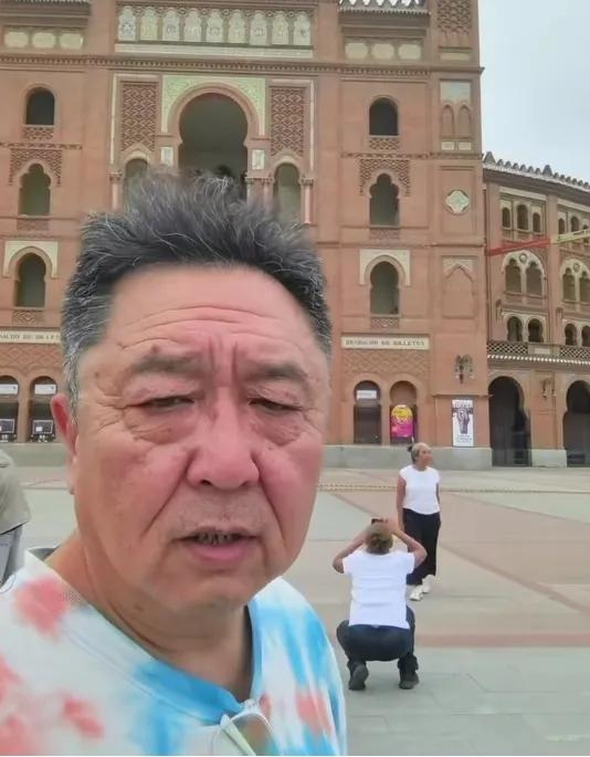 于谦已经老的不成样子！网友，高峰也不年轻！在马德里百年斗牛场的石阶上，于谦叼着烟