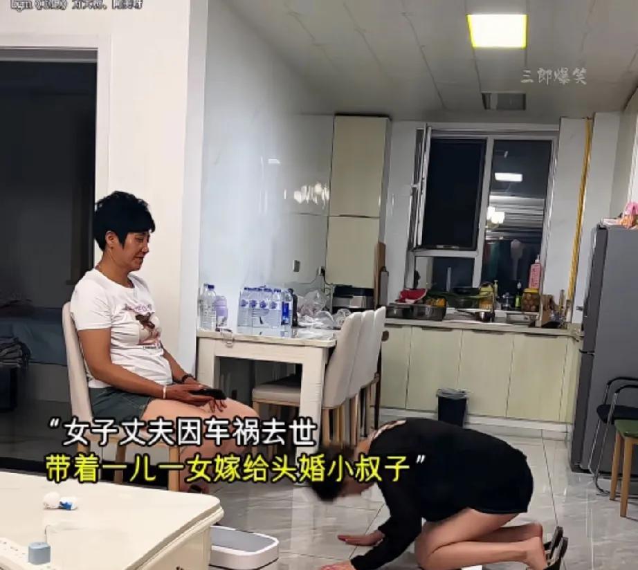 丈夫车祸去世，女子独自抚养两个孩子，女子日渐消瘦，婆婆心疼的问:“你愿意嫁给你小