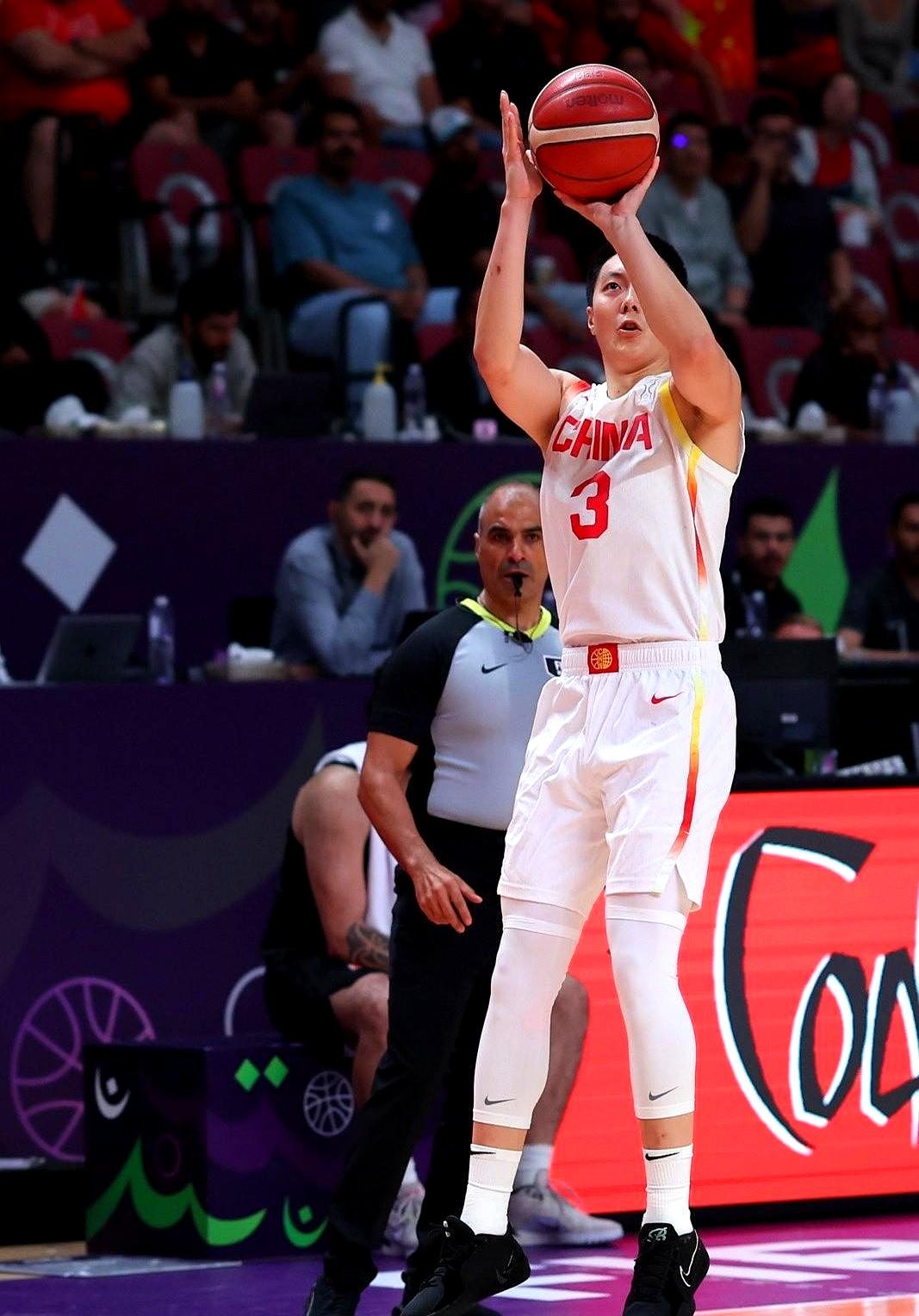 男篮打韩国的安排一出来，球迷圈里炸了点小水花——郭士强指导，客场打韩国真得考虑带