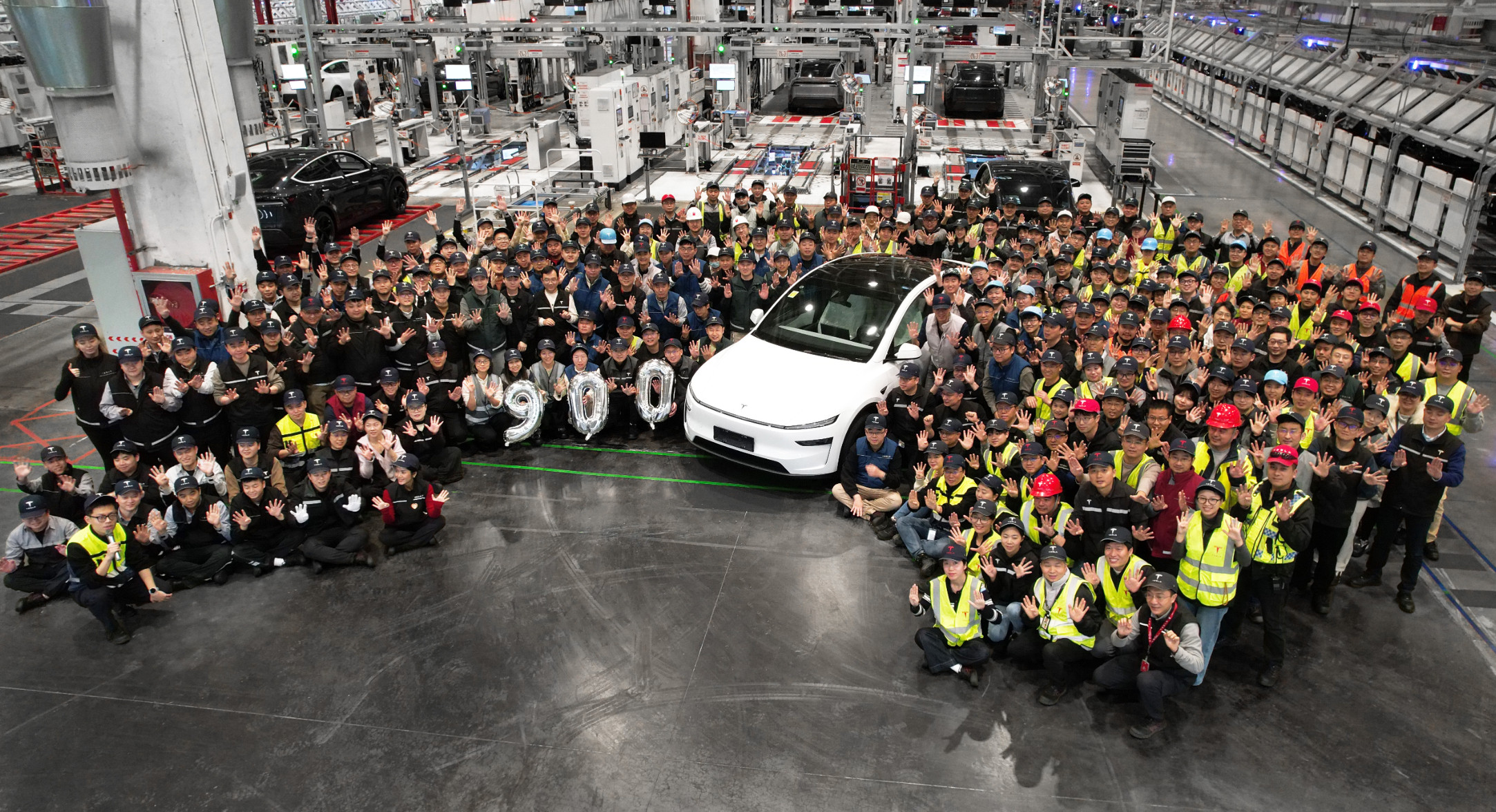特斯拉全球第900万辆电动车在上海超级工厂下线。一晃6年时间，上海工厂贡