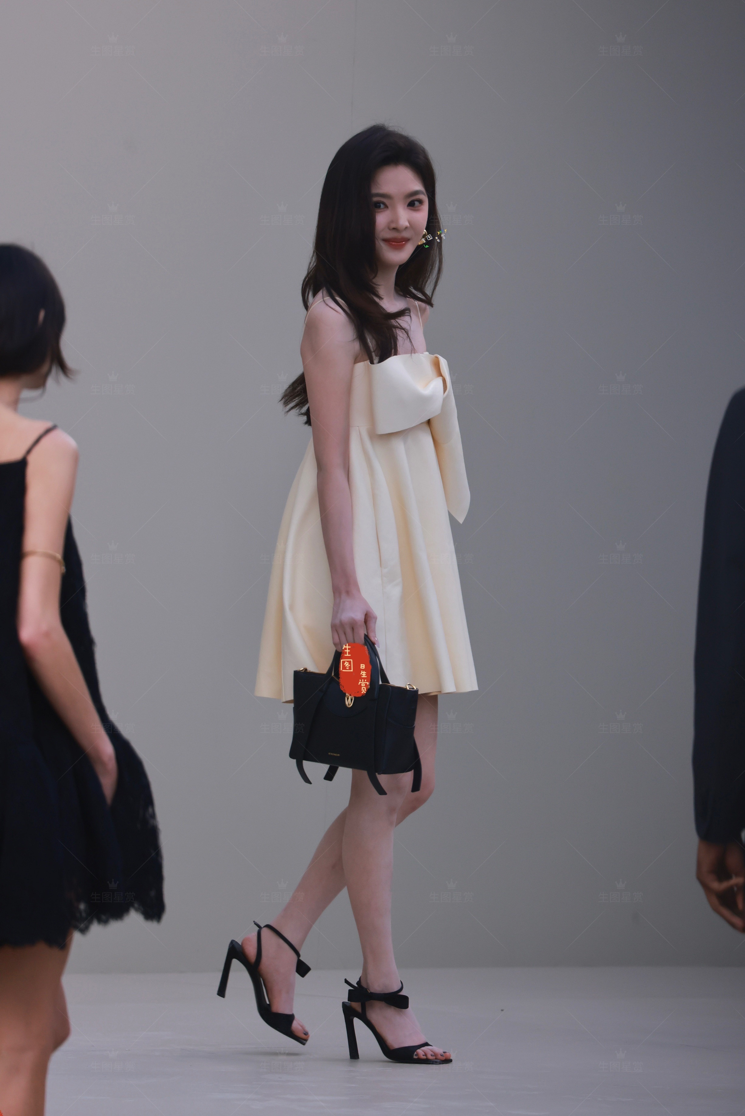 章若楠巴黎纪梵希看秀上班笑靥如花的楠楠，是治愈系甜妹🌸巴黎时装周