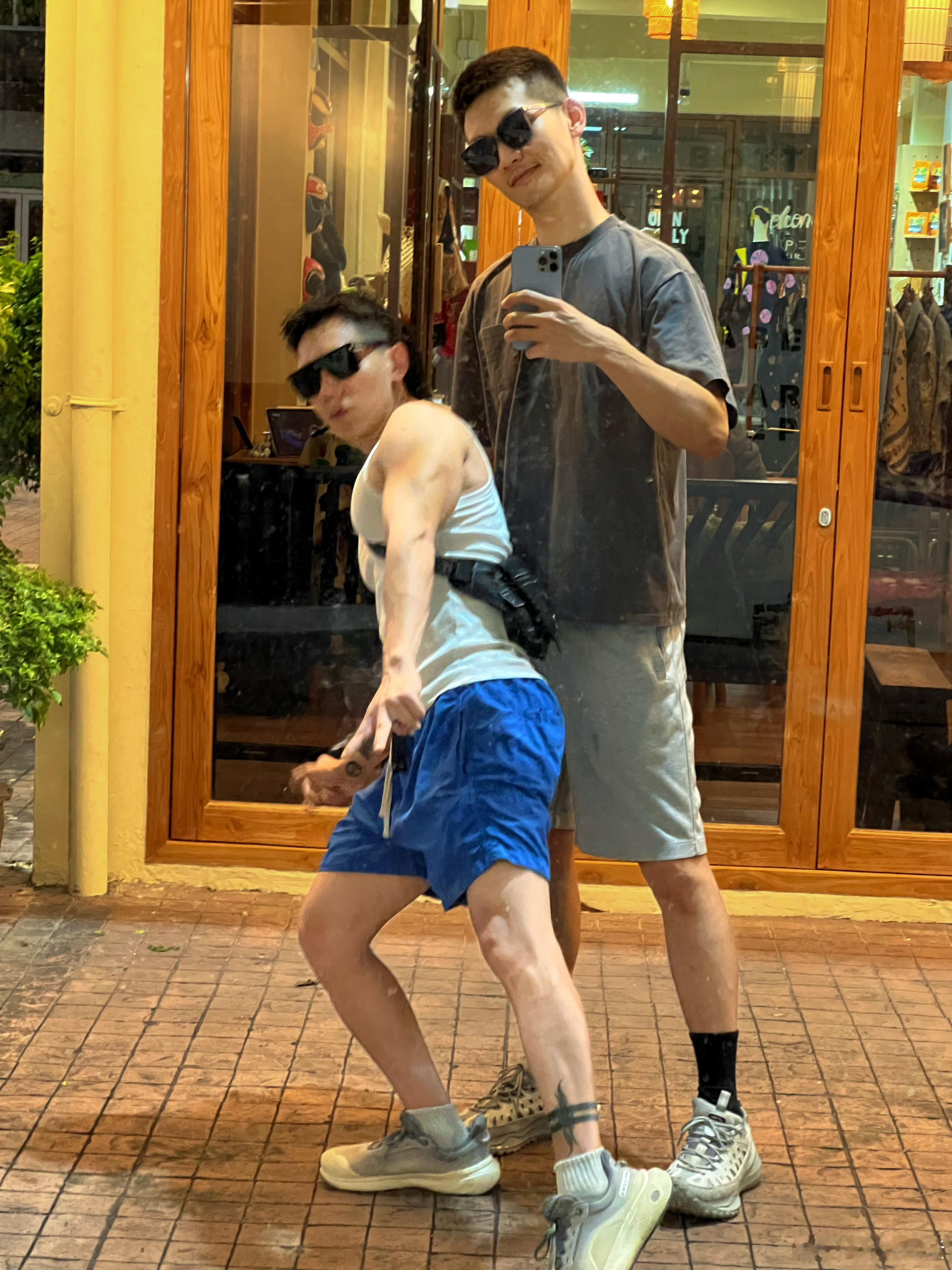 第一天，买的第一件东西是世狗一的衣服。​​​