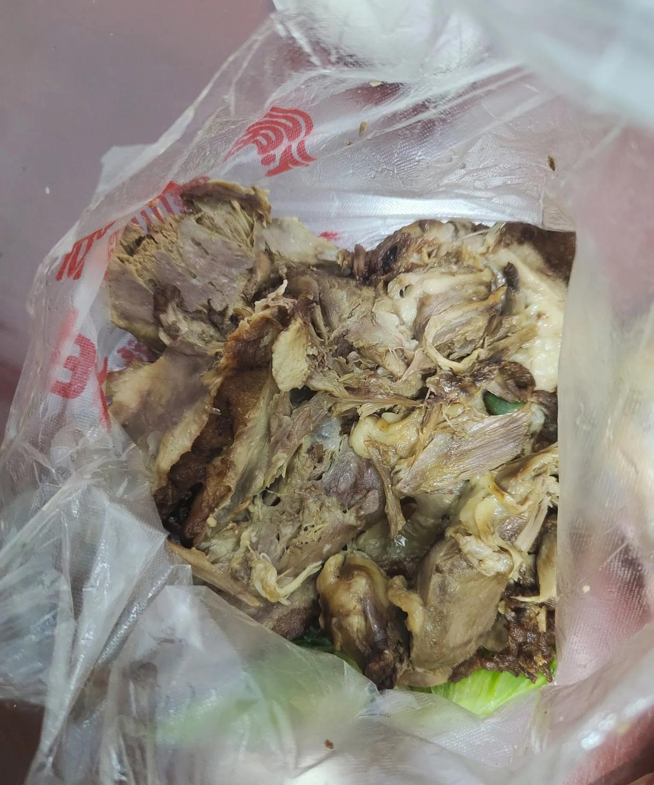 今天太阳打西边出来了，从来不屑于吃不了兜着走的老公竟然兜回来这么多肉肉，有火腿肉