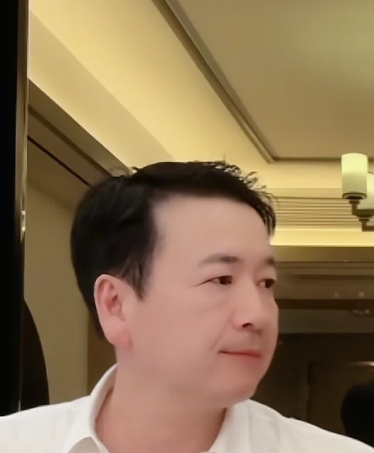 赖文峰现在什么都有了，年轻漂亮的楚玲，可爱帅气的儿子，生活条件也不差，如果换做是