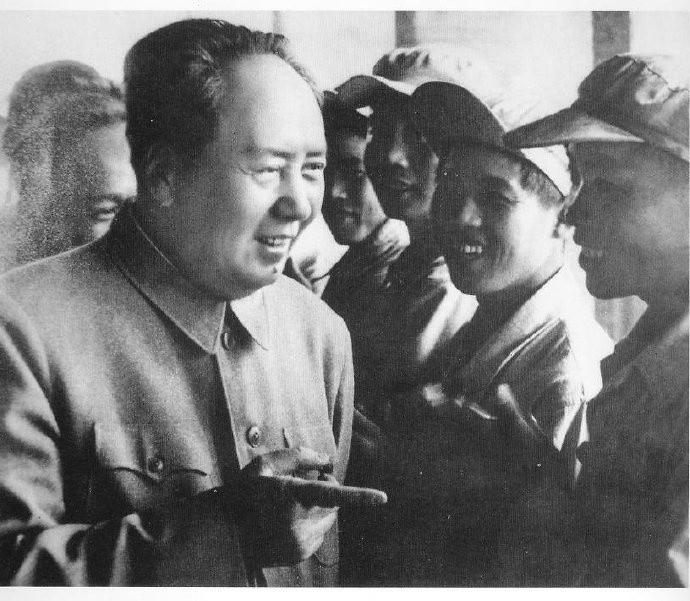 历史上的今日1958年9月18日下午，毛主席视察安徽省委机关钢铁厂和合肥钢铁厂
