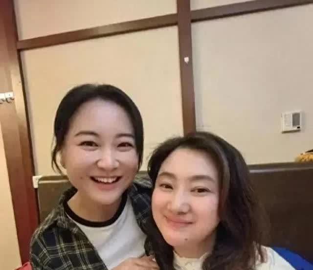 67岁冯巩生日泪崩火锅店！贾玲抢镜搂师父甜笑21年师徒情全网泪崩