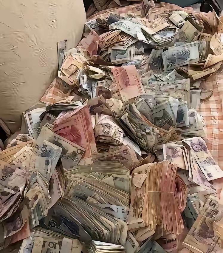 这是一位婆婆去世后留下的一生积蓄，竟然在儿媳眼里是个笑话。网上一儿媳晒出婆