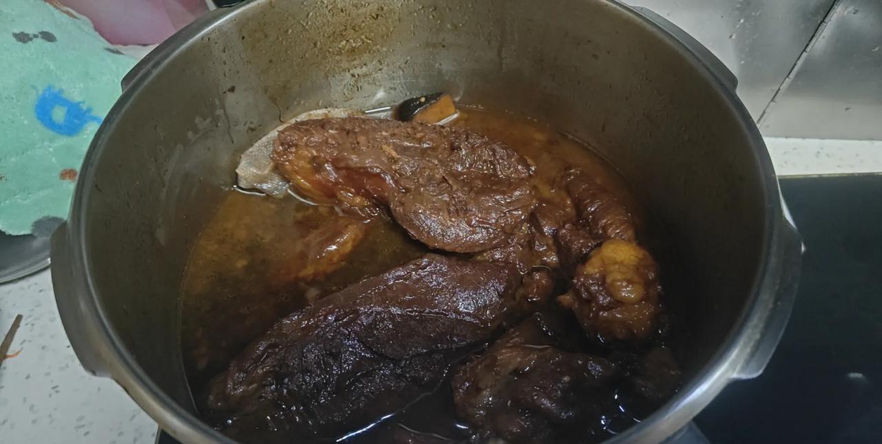 酱了点牛肉，五斤多。一边读学院派女作家阿袁的小说，一边酱牛肉。小说确实写得挺华丽