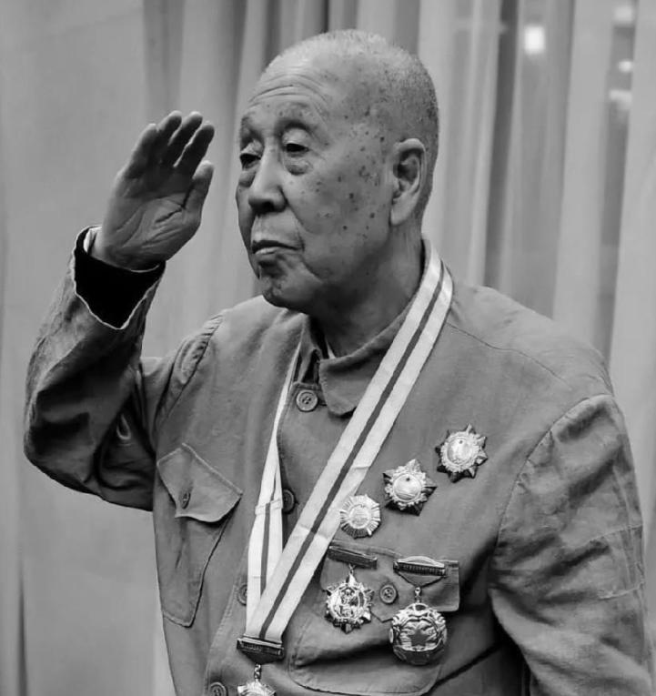 1943年，八路军有个营长受了重伤，治了1年，动了7次手术都没好。上级决定送他去