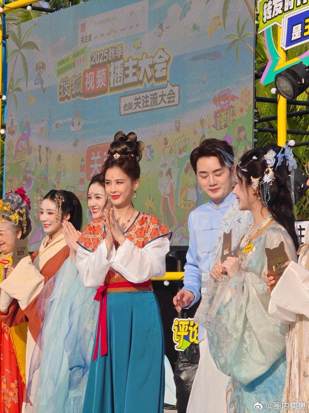 黄圣依戴了自己设计的项链黄圣依穿汉服亮相活动，古钱币元素项链由她亲自设计，搭配