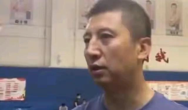 我对郭士强教练的排兵布阵的质疑。中国男篮与荷兰队进行了一场热身赛，首