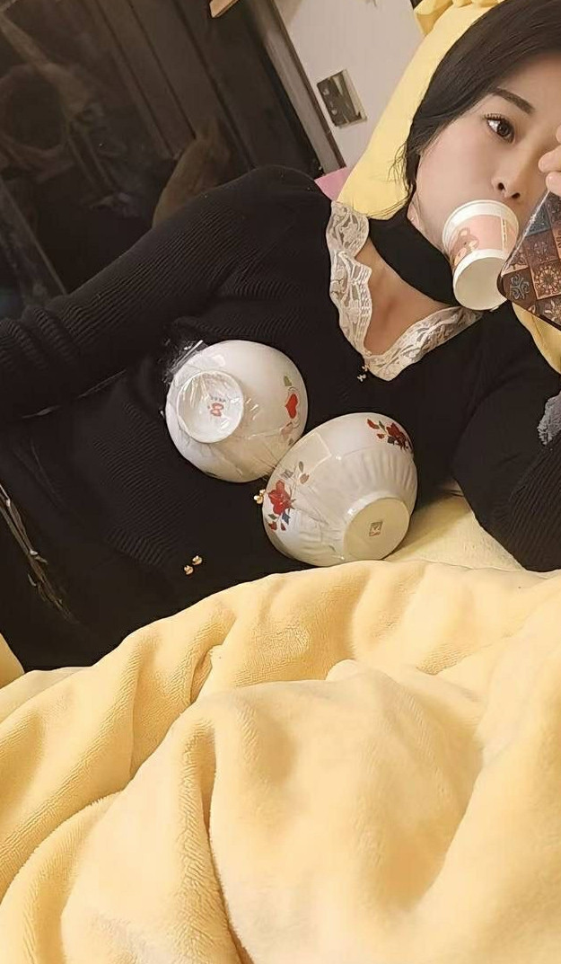 哥们还有这癖好，喜欢从后面偷袭