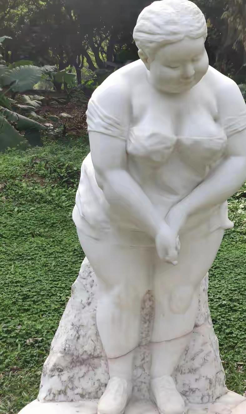 雕像很可爱嘛大屁股圆脸