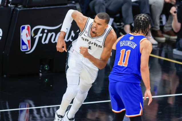 NBA总决赛，尼克斯对阵马刺的G3比赛中，出现了非常奇葩的一幕。第二节比赛刚刚开